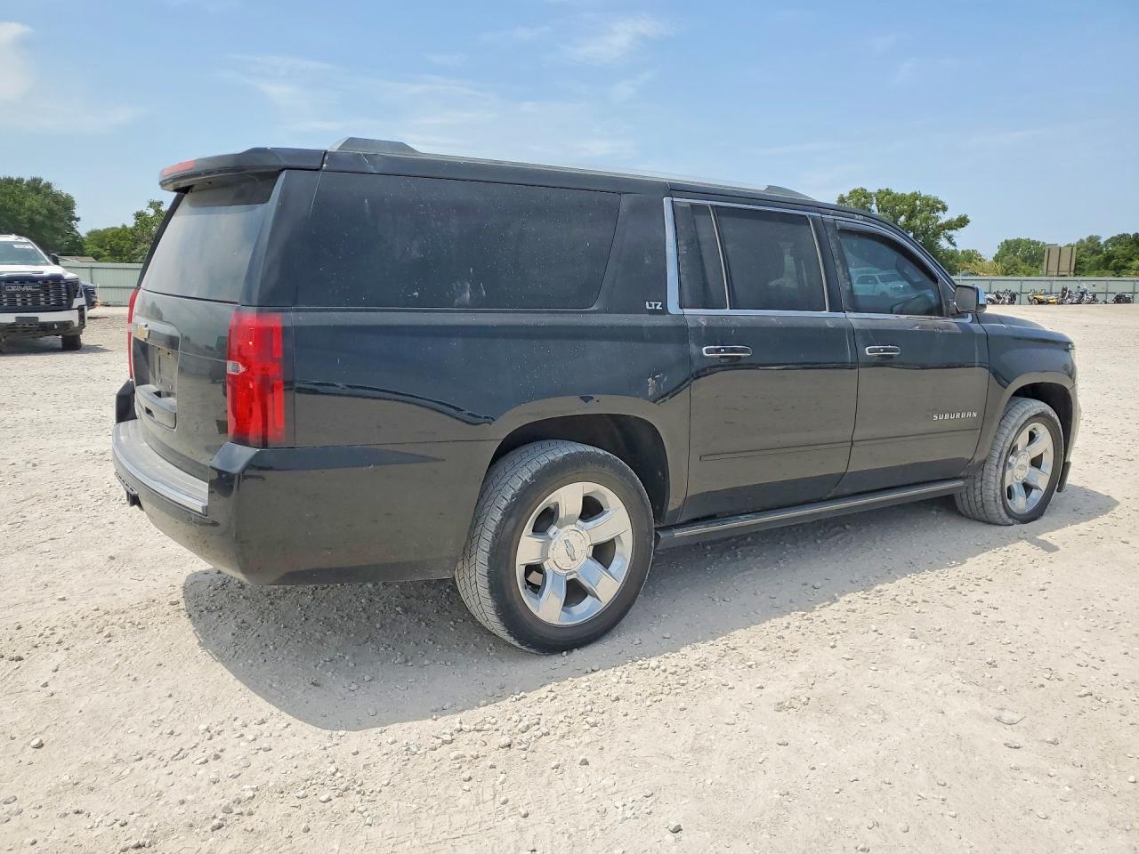 2015 Chevrolet Suburban C1500 Ltz - zdjęcie 3