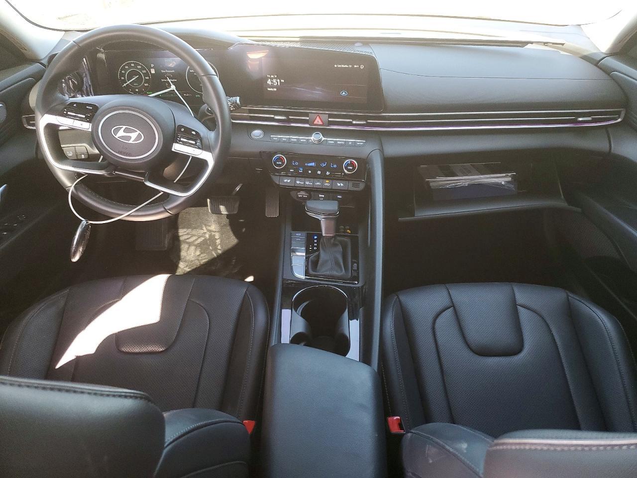2025 Hyundai Elantra Limited - zdjęcie 8
