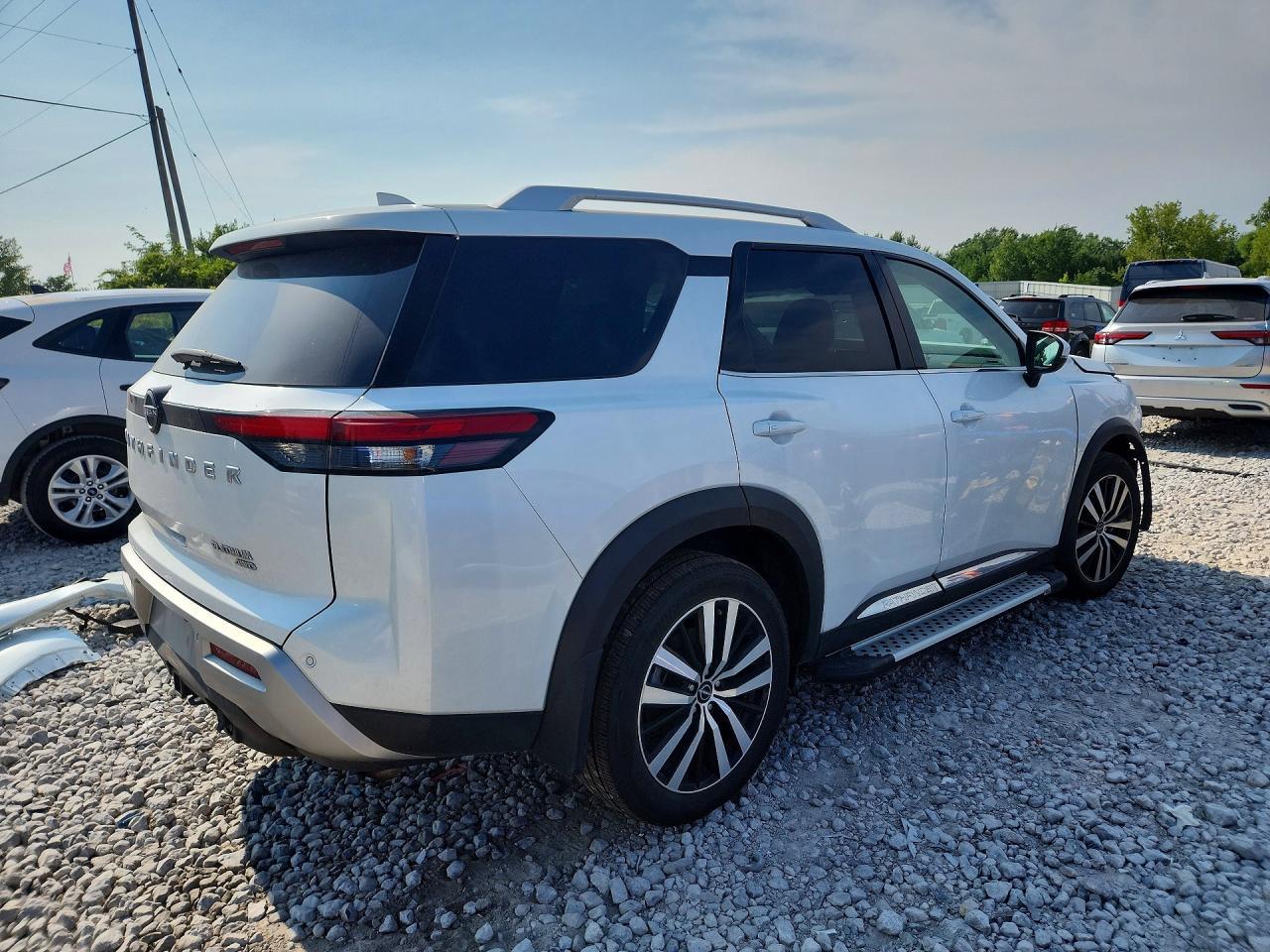 2025 Nissan Pathfinder Platinum - zdjęcie 3