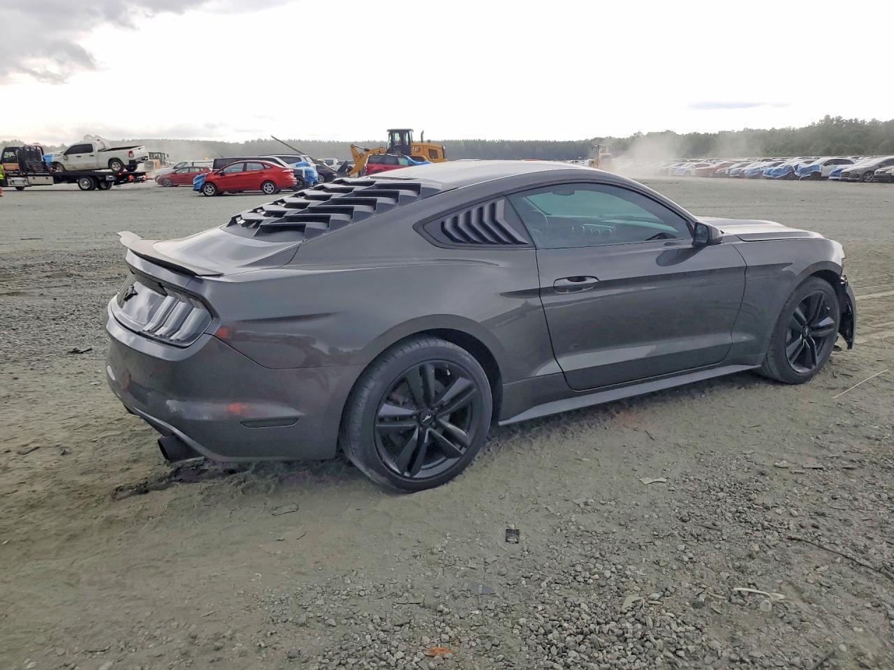 Ford Mustang - zdjęcie 3