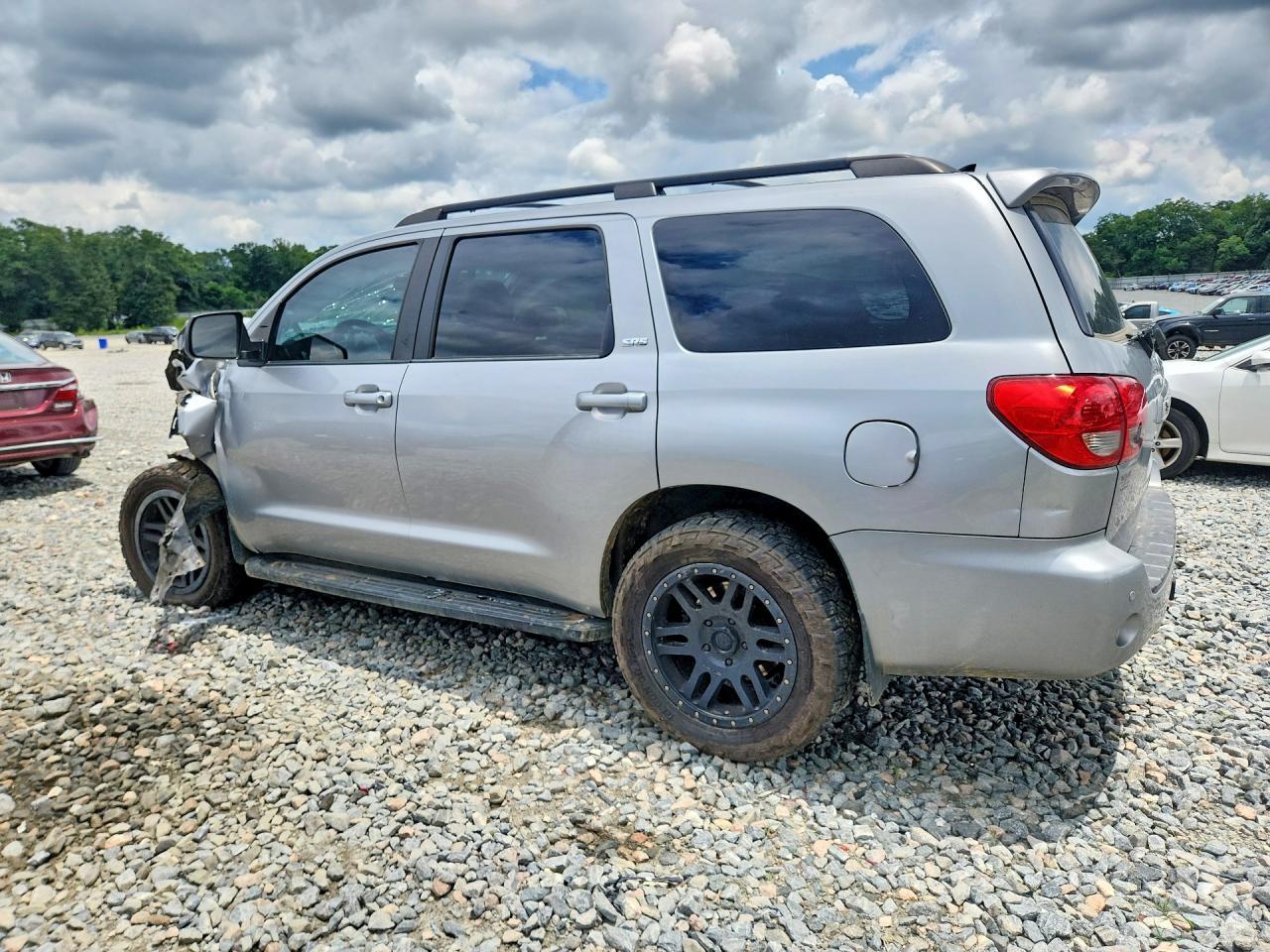 2017 Toyota Sequoia Sr5 - zdjęcie 2