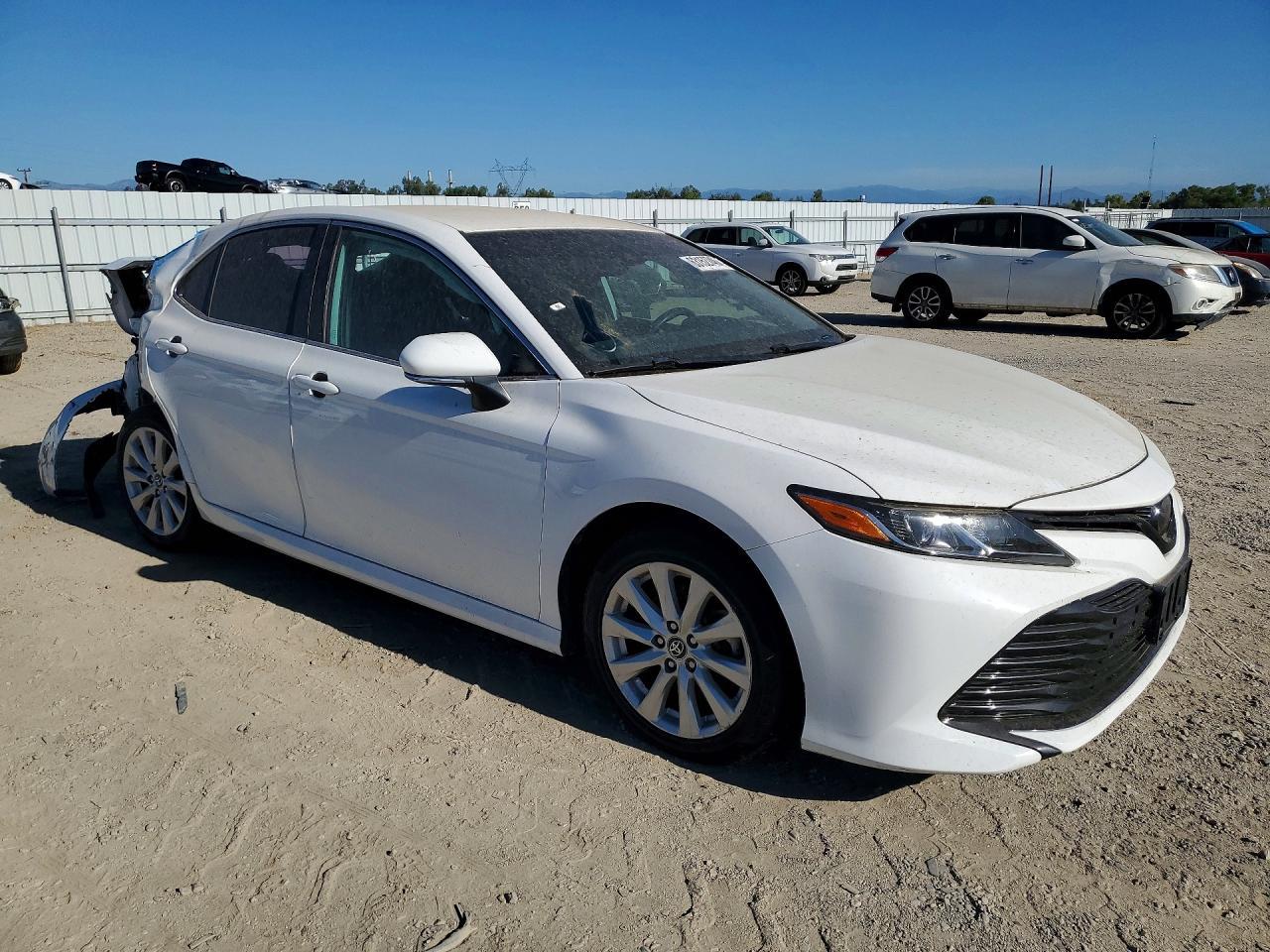 2020 Toyota Camry Le - zdjęcie 4