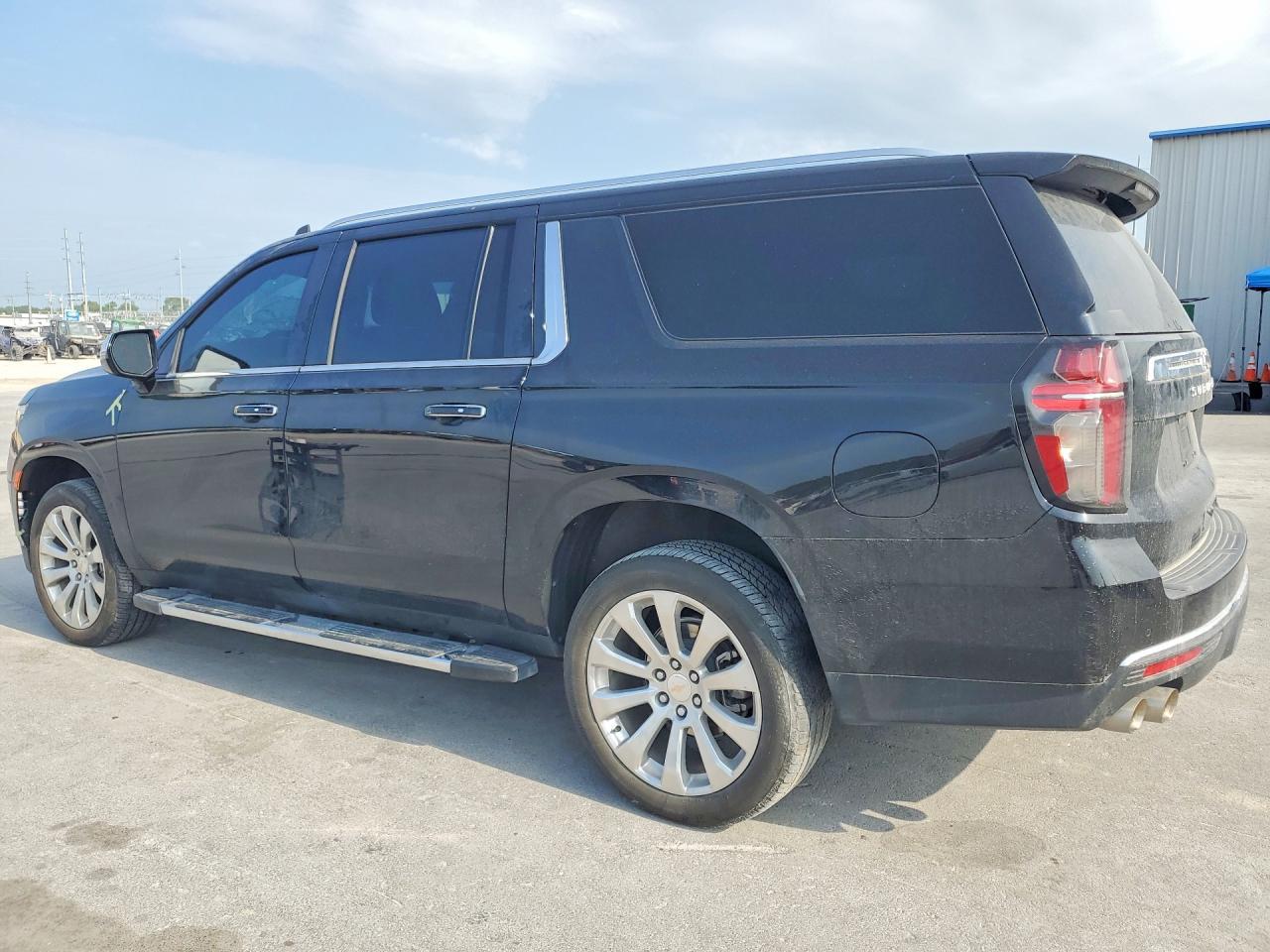 2023 Chevrolet Suburban K1500 Premier - zdjęcie 2