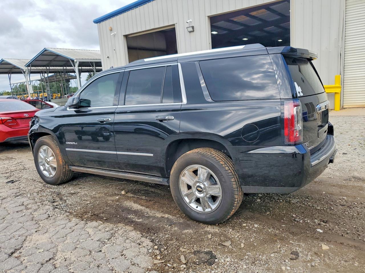 2015 GMC Yukon Denali - zdjęcie 2