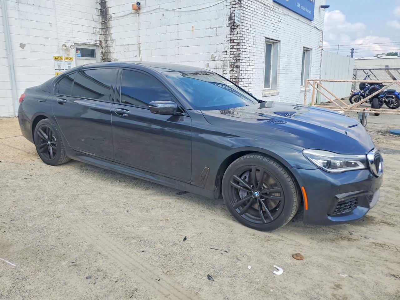 2016 BMW Seria 7 750i - zdjęcie 4