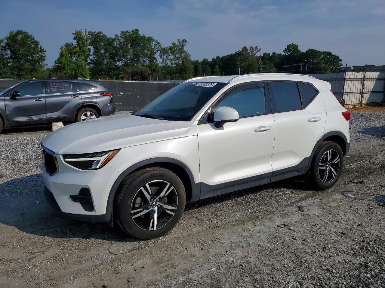 2023 Volvo Xc40 Core - zdjęcie główne