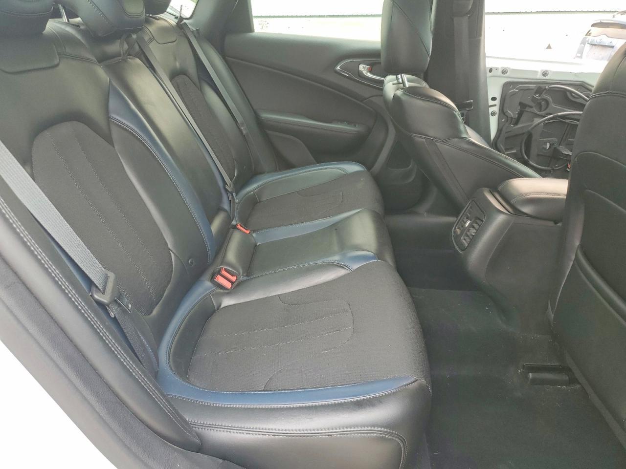2015 Chrysler 200 S - zdjęcie 10