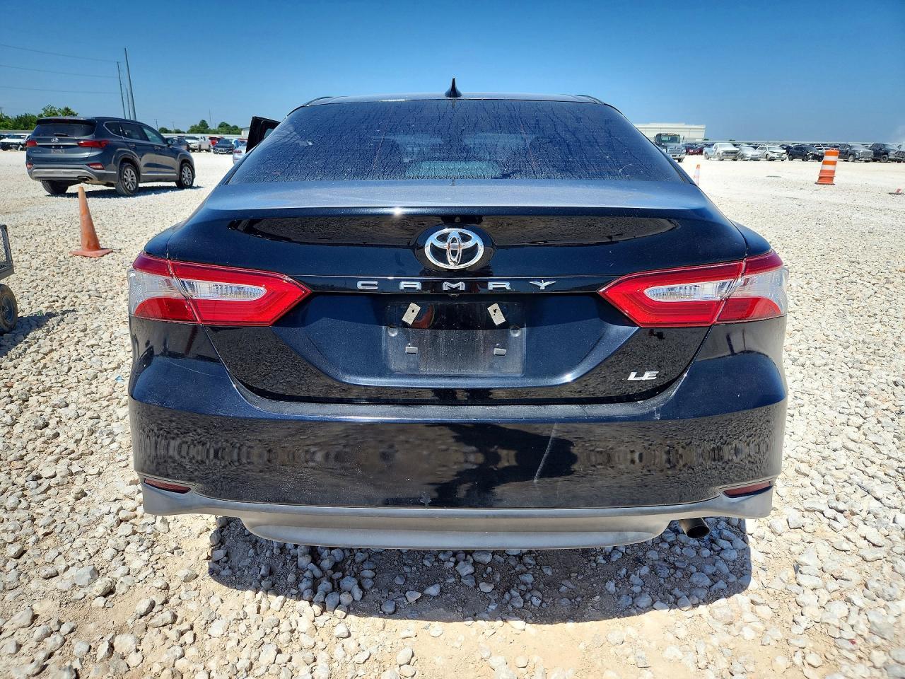 2020 Toyota Camry Le - zdjęcie 6