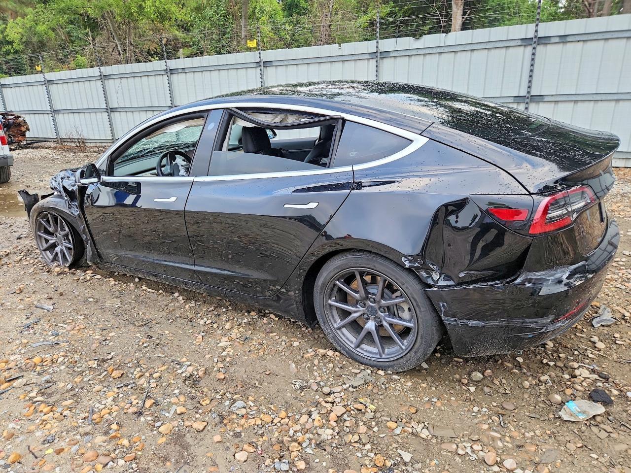 2020 Tesla Model 3 - zdjęcie 2