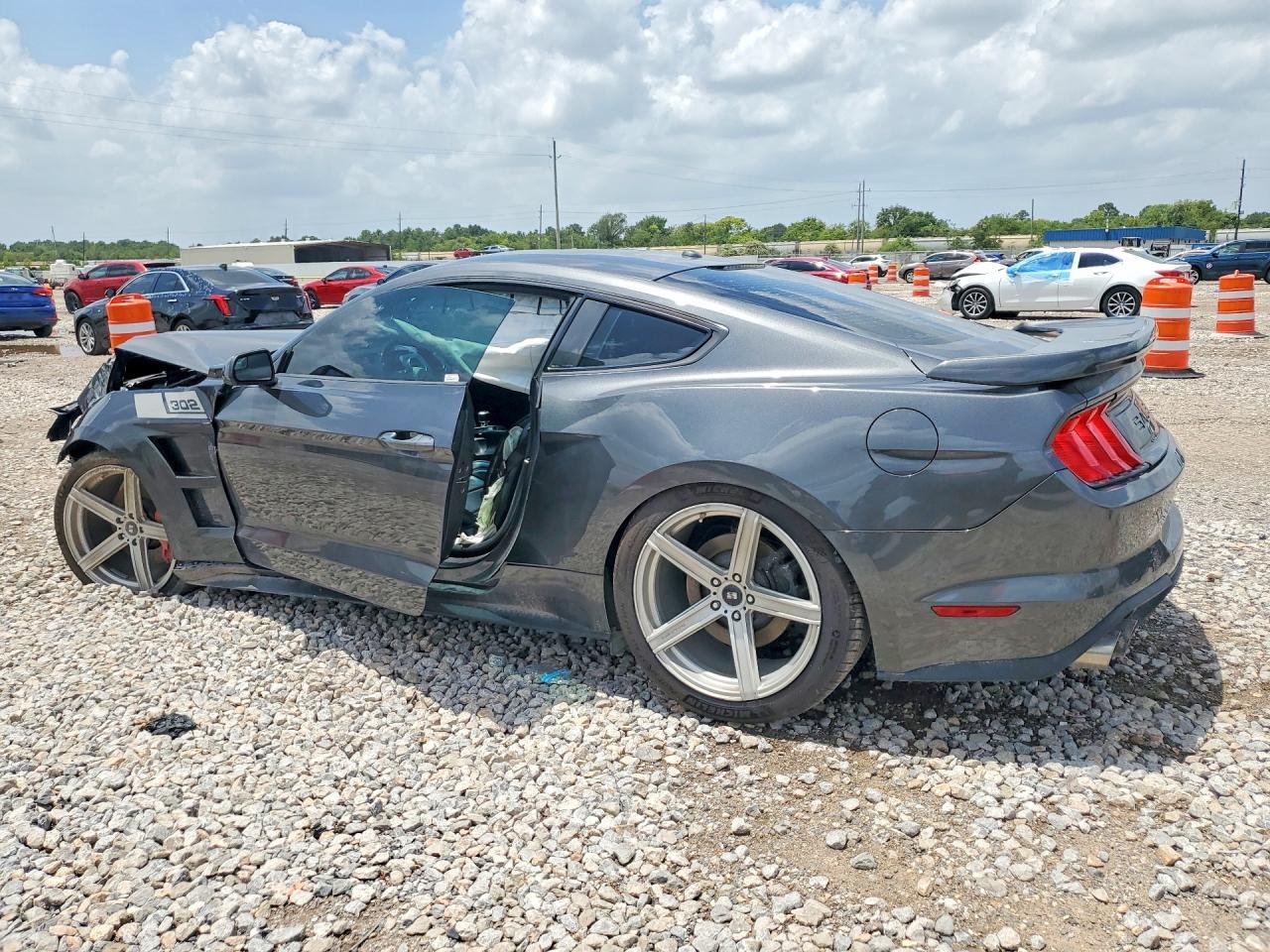 2020 Ford Mustang Gt - zdjęcie 2