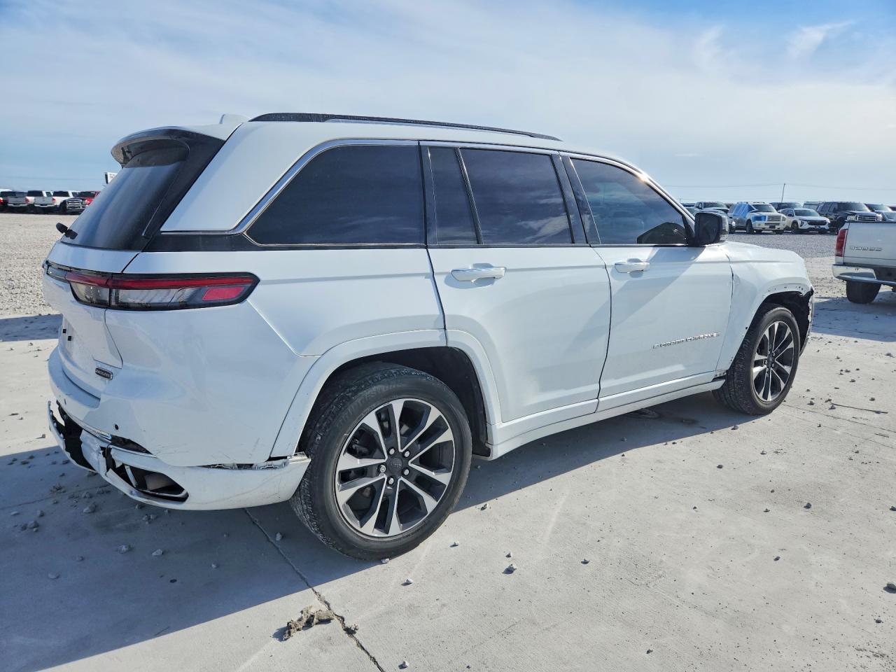 2023 Jeep Grand Cherokee Overland - zdjęcie 3