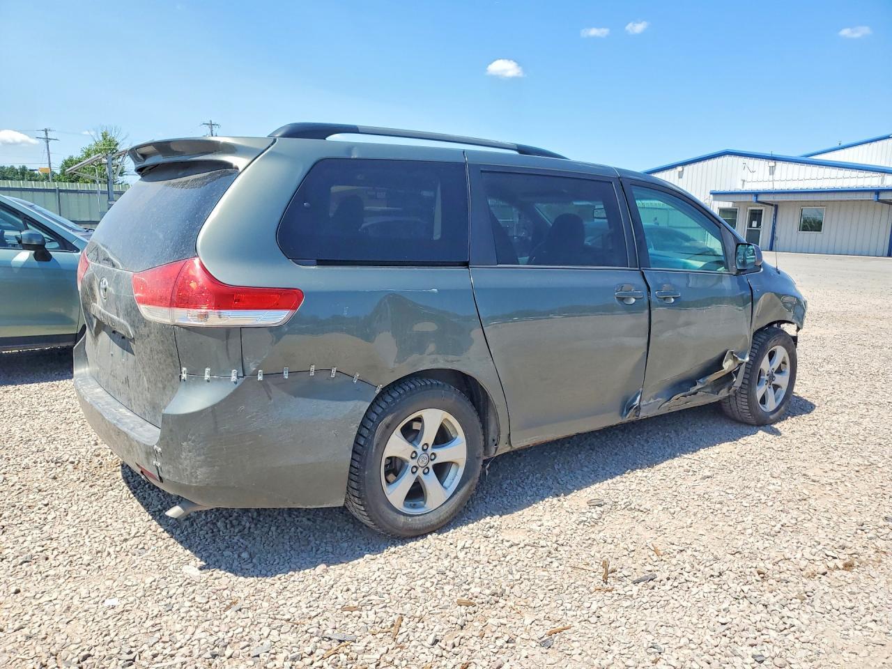 2014 Toyota Sienna Le - zdjęcie 3