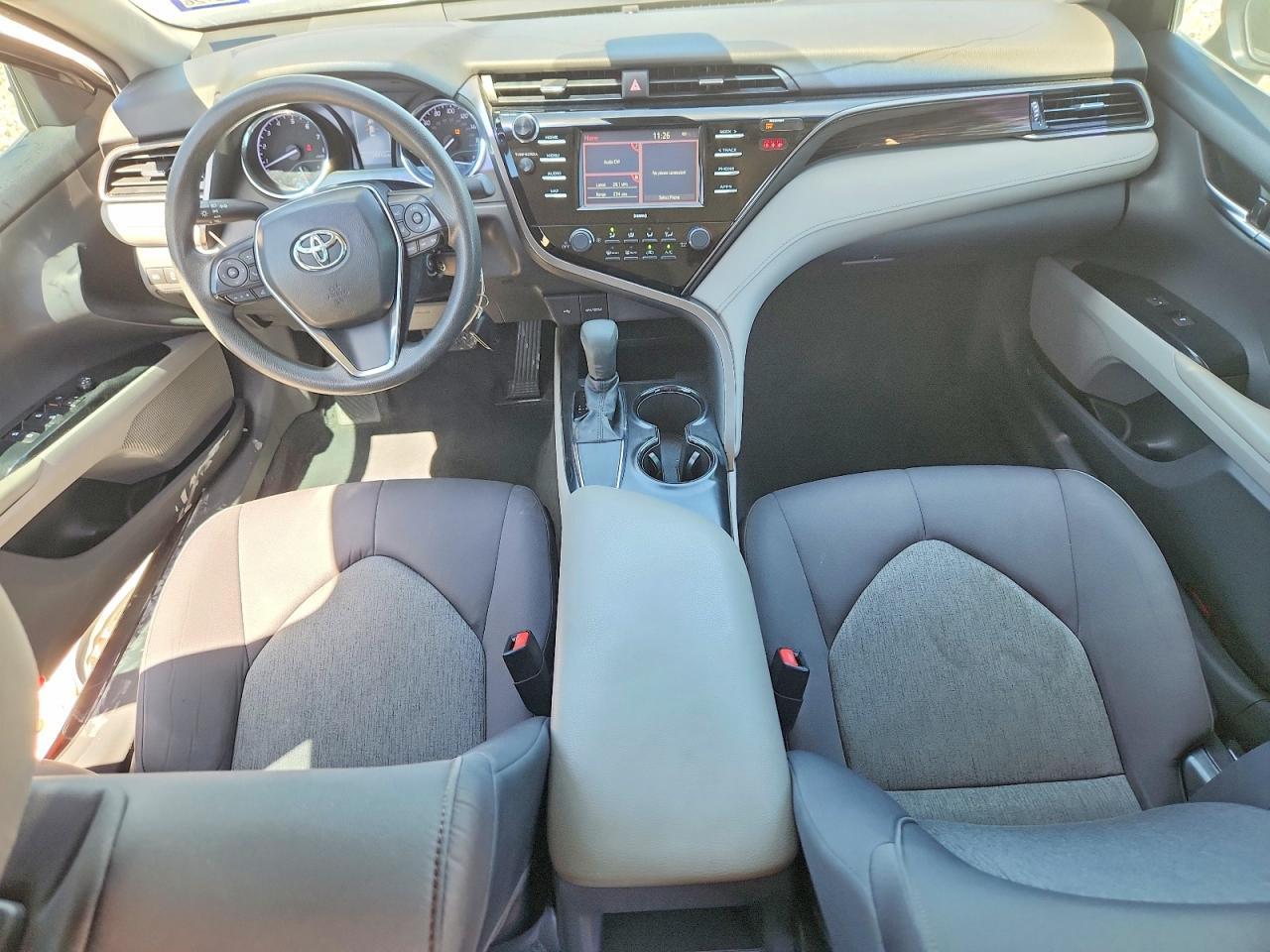 2020 Toyota Camry Le - zdjęcie 8
