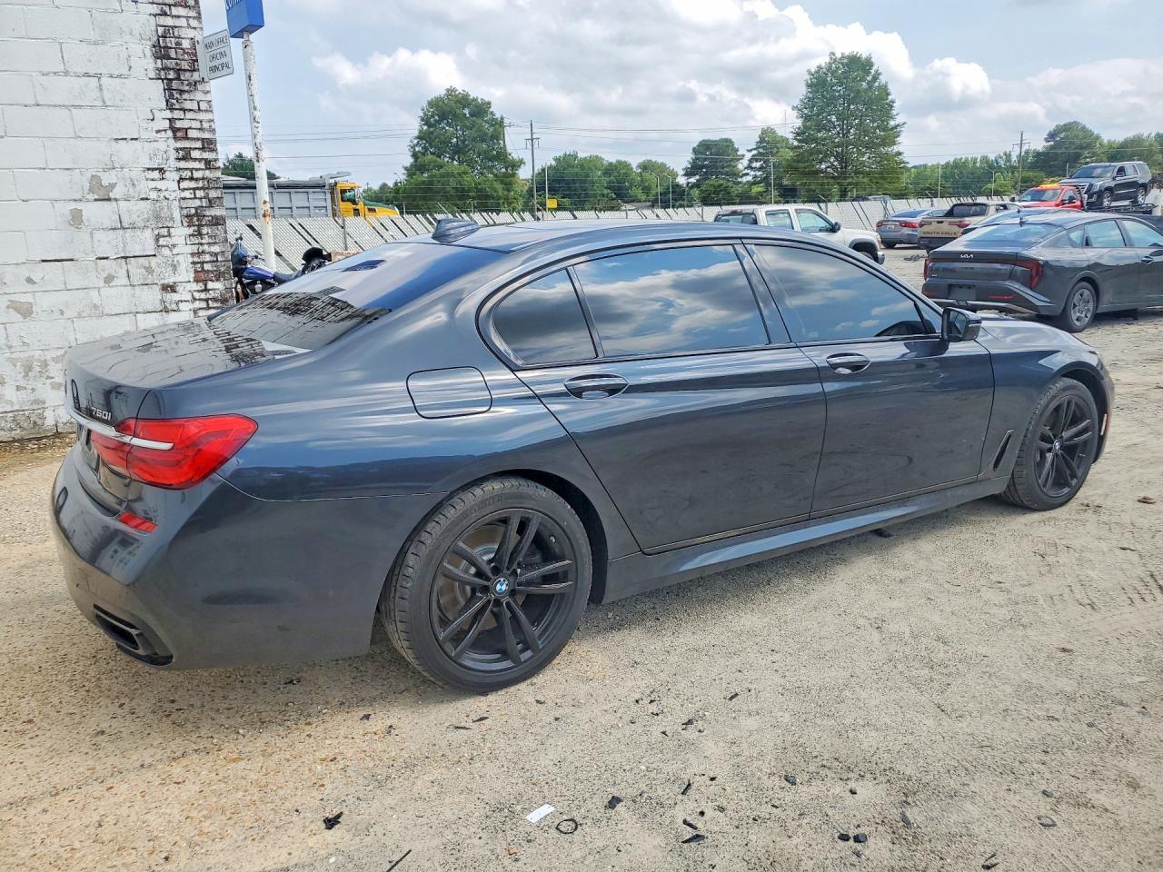 2016 BMW Seria 7 750i - zdjęcie 3