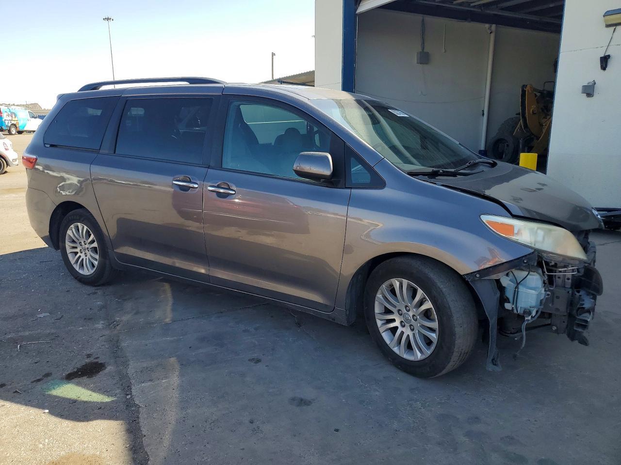 2017 Toyota Sienna Xle Premium 8-Passenger - zdjęcie 4