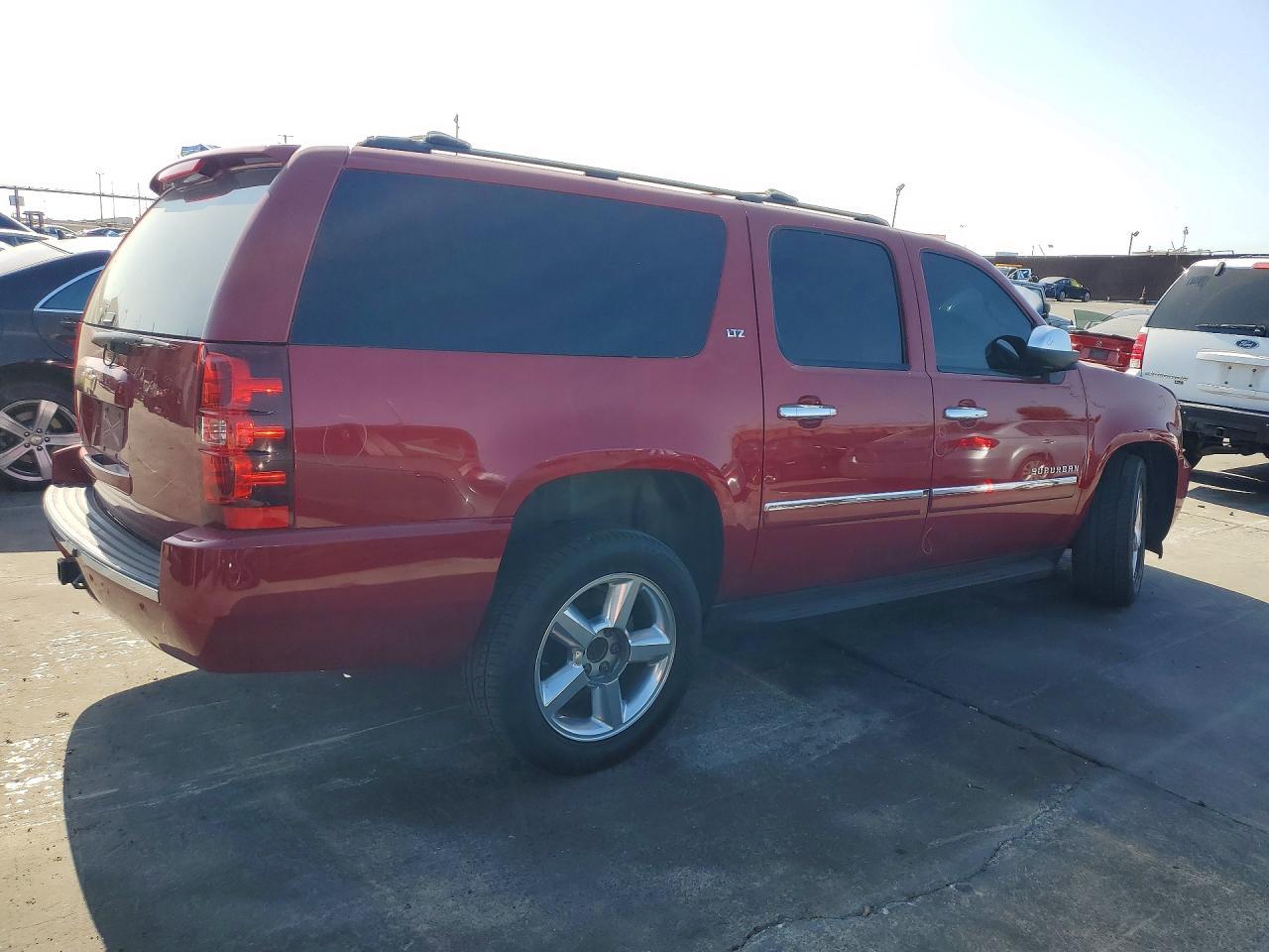 2014 Chevrolet Suburban K1500 Ltz - zdjęcie 3