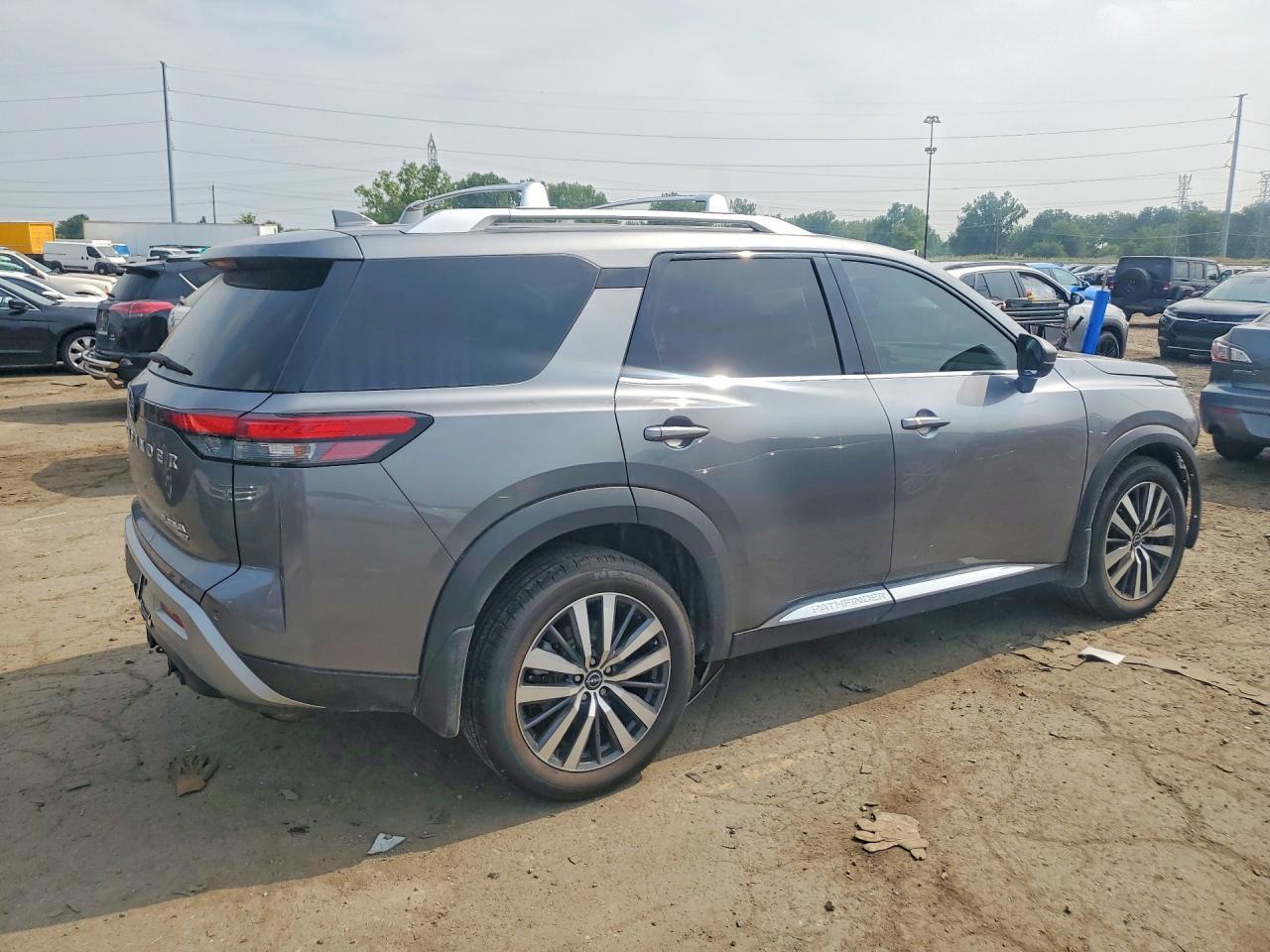 2022 Nissan Pathfinder Platinum - zdjęcie 3