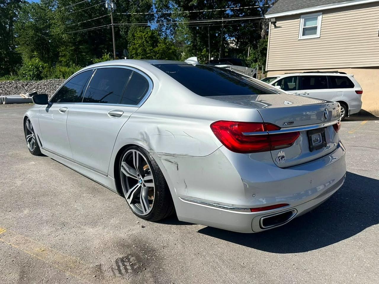 2016 BMW 750 Xi - zdjęcie 2
