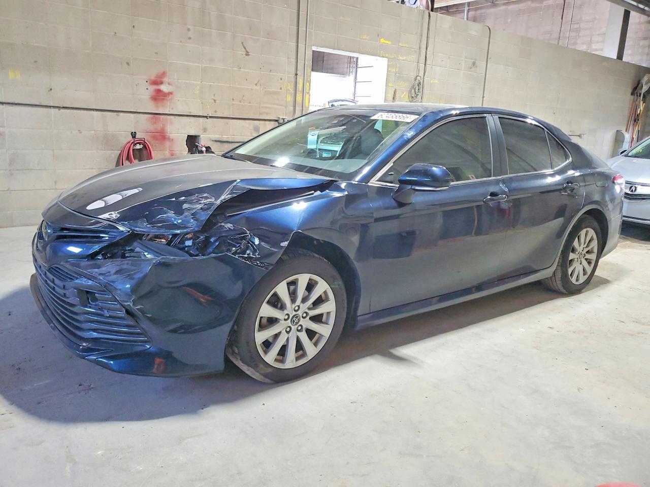 2018 Toyota Camry Le - zdjęcie główne
