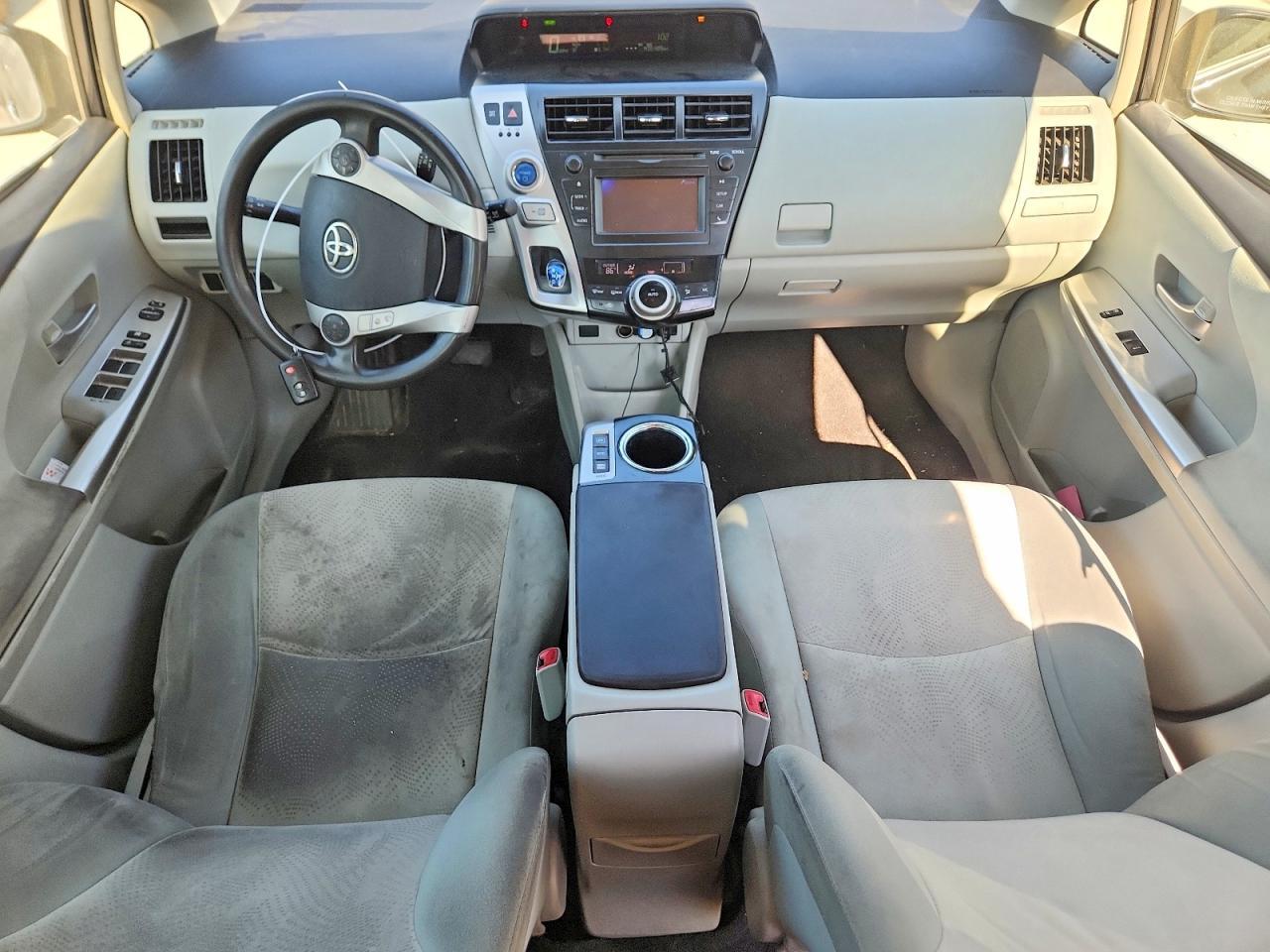 2014 Toyota Prius V Two - zdjęcie 8