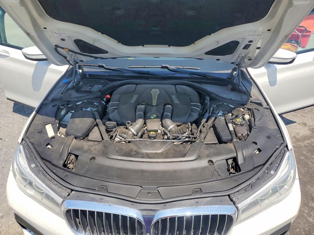 2016 BMW Seria 7 750i - zdjęcie 11