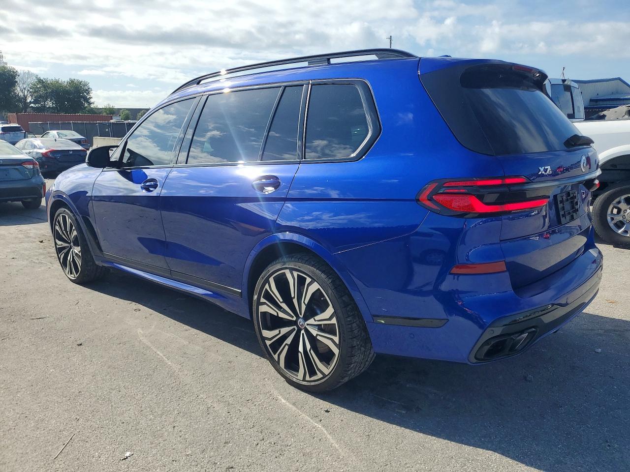 2024 BMW X7 M60I - zdjęcie 2