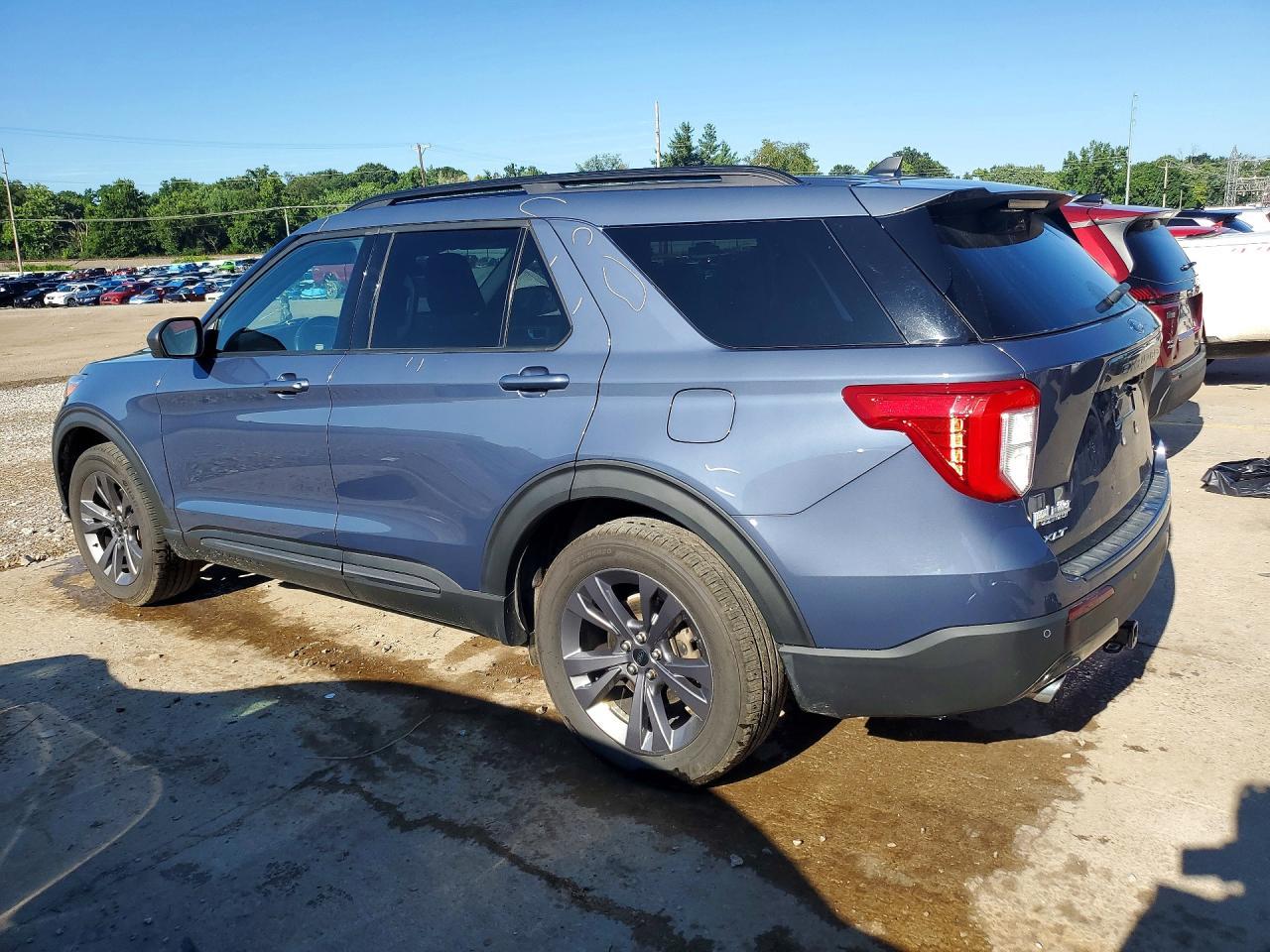 2021 Ford Explorer Xlt - zdjęcie 2