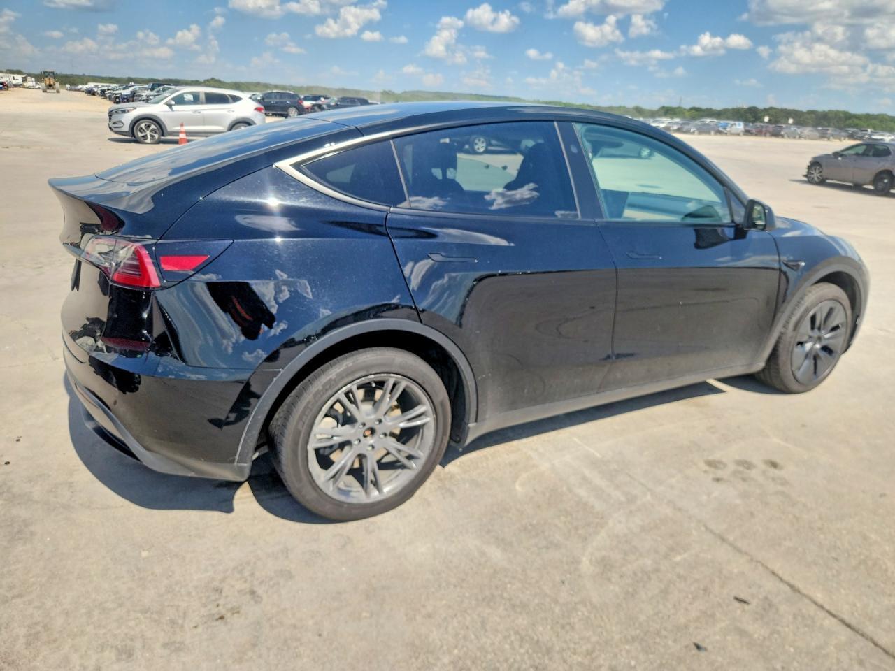2025 Tesla Model Y - zdjęcie 3