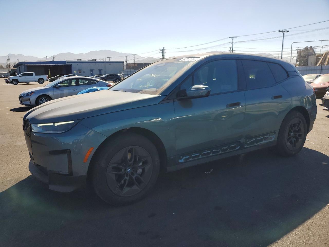 2025 BMW Ix xDrive50 - zdjęcie główne