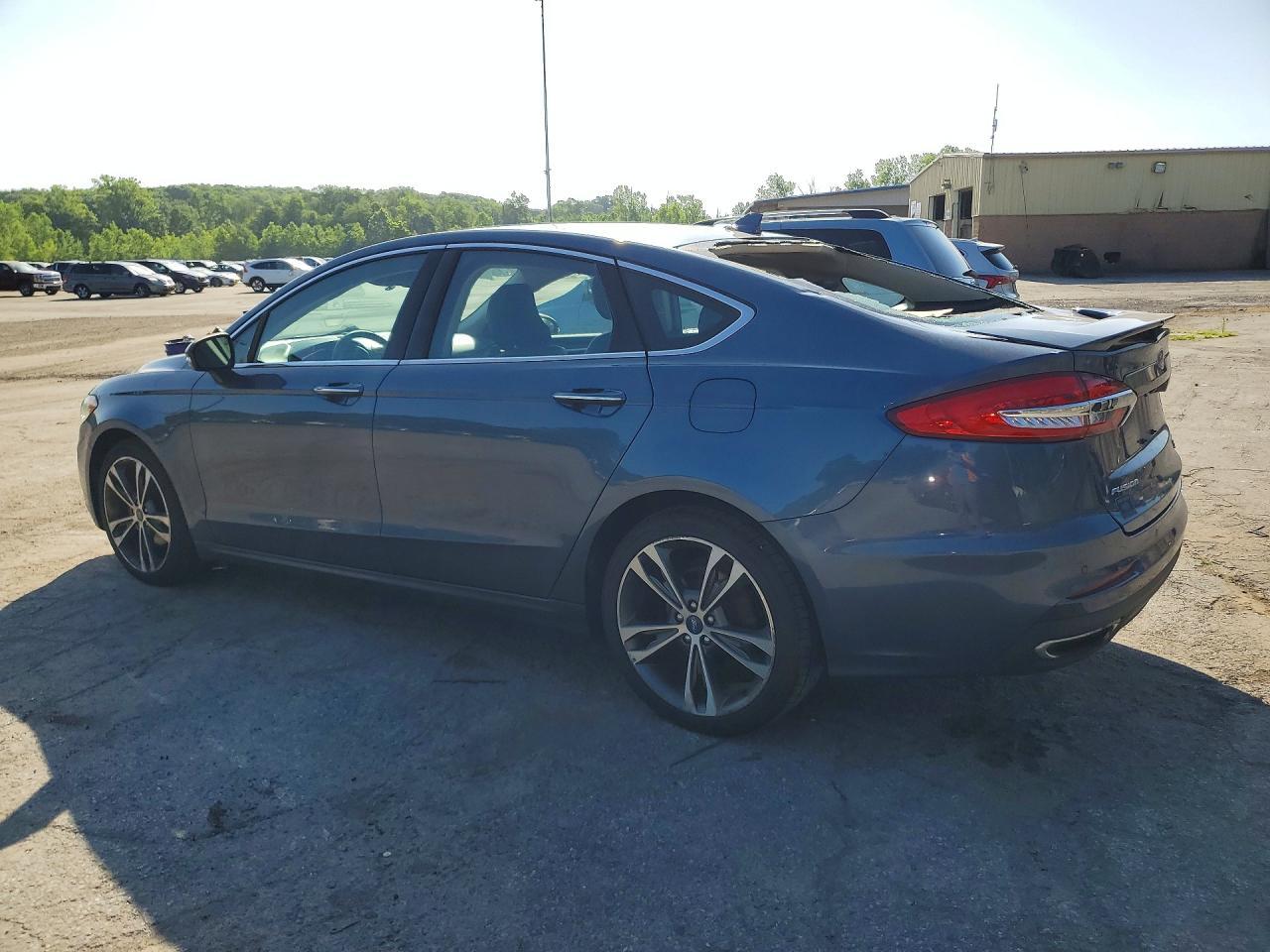 2019 Ford Fusion Titanium - zdjęcie 2