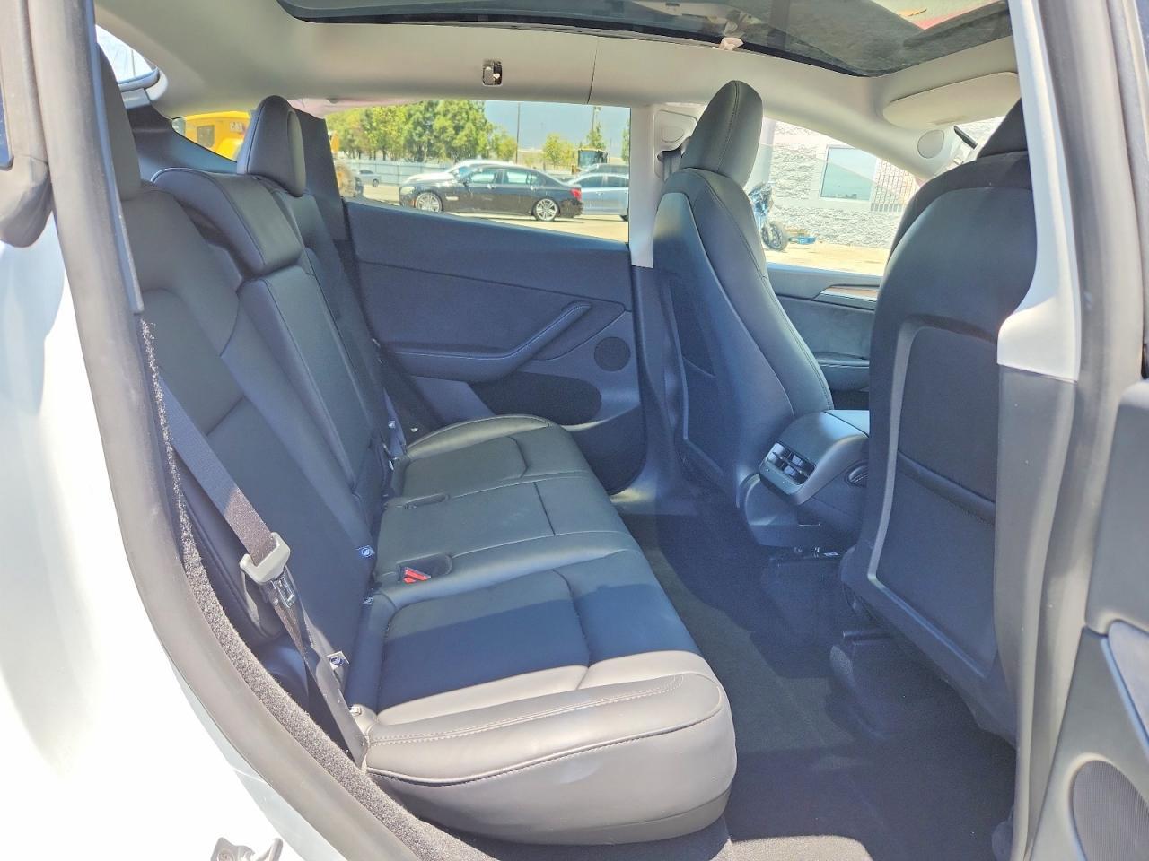 2025 Tesla Model Y - zdjęcie 10