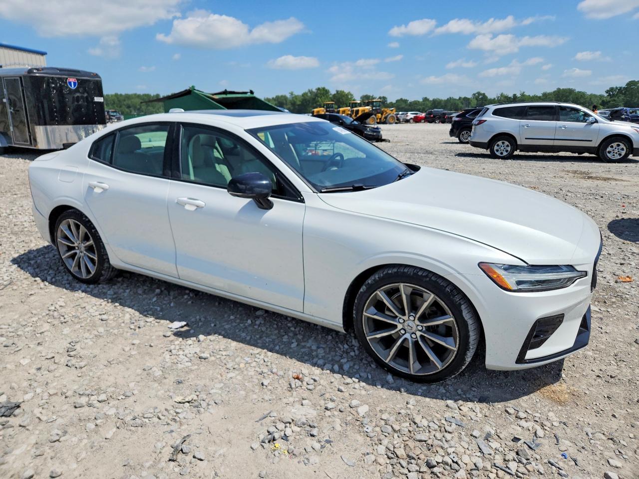 2021 Volvo S60 T5 Momentum - zdjęcie 4
