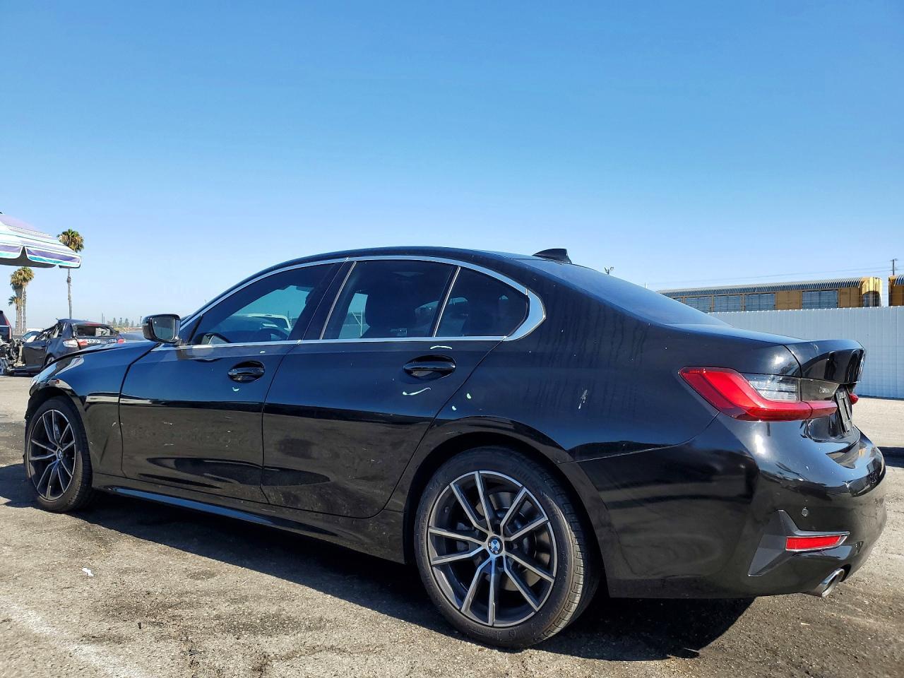 2021 BMW 330I - zdjęcie 2