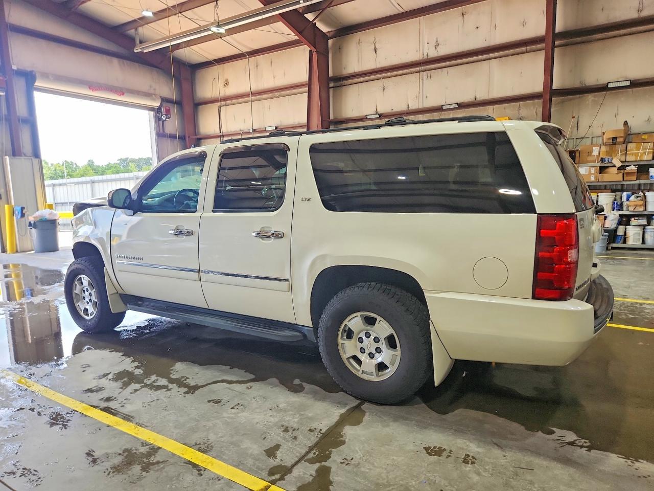 2013 Chevrolet Suburban K1500 Ltz - zdjęcie 2
