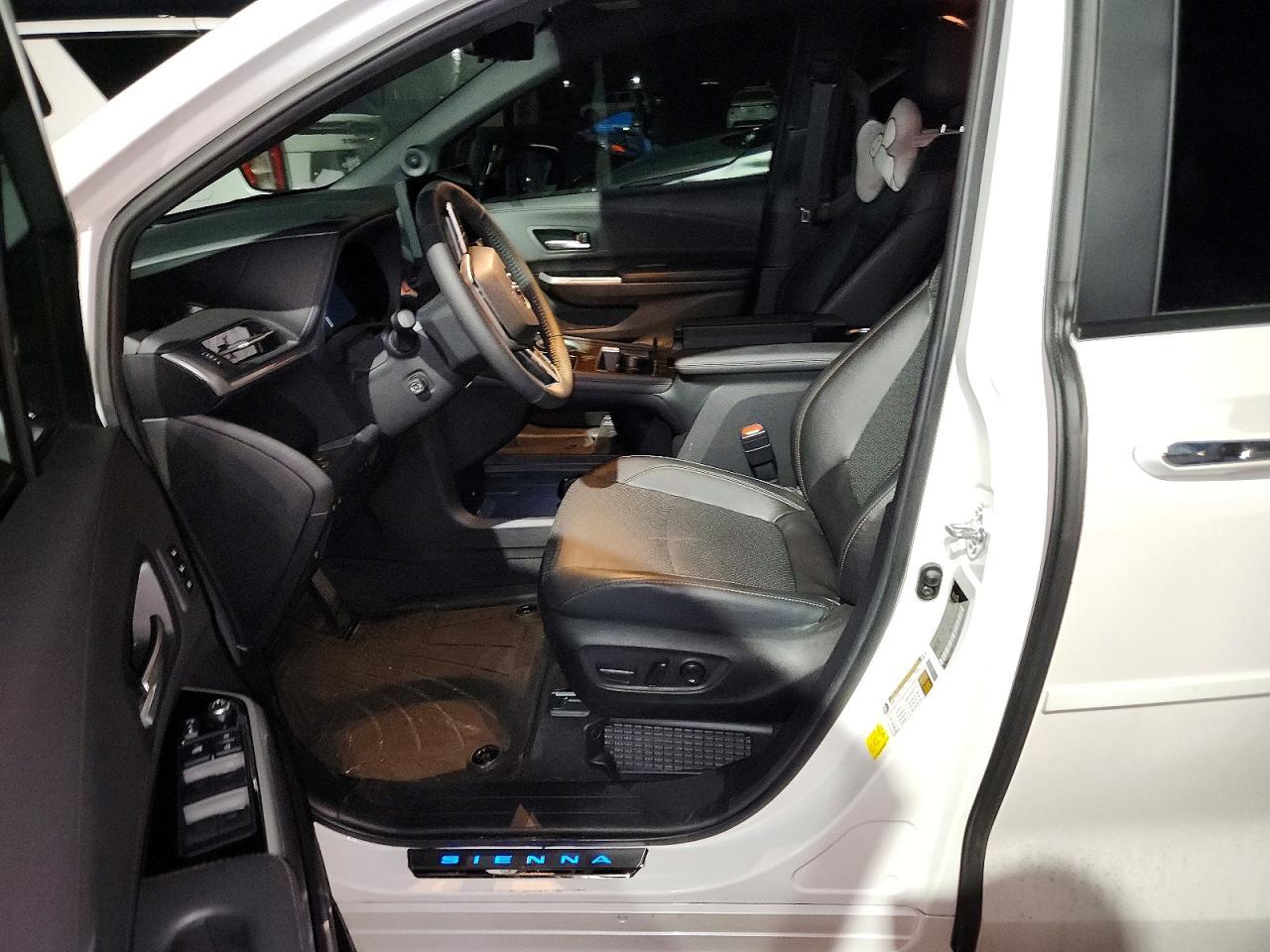 2025 Toyota Sienna Limited - zdjęcie 7