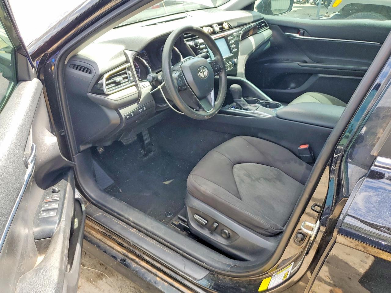 2020 Toyota Camry Le - zdjęcie 8
