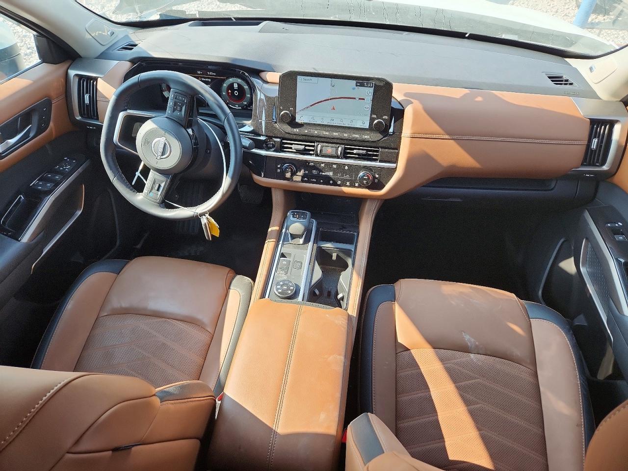 2025 Nissan Pathfinder Platinum - zdjęcie 8