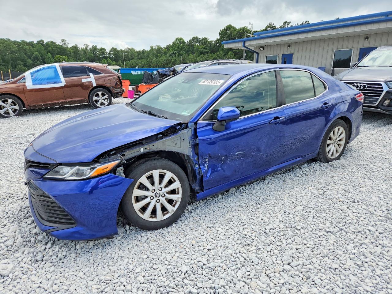 2018 Toyota Camry Le - zdjęcie główne