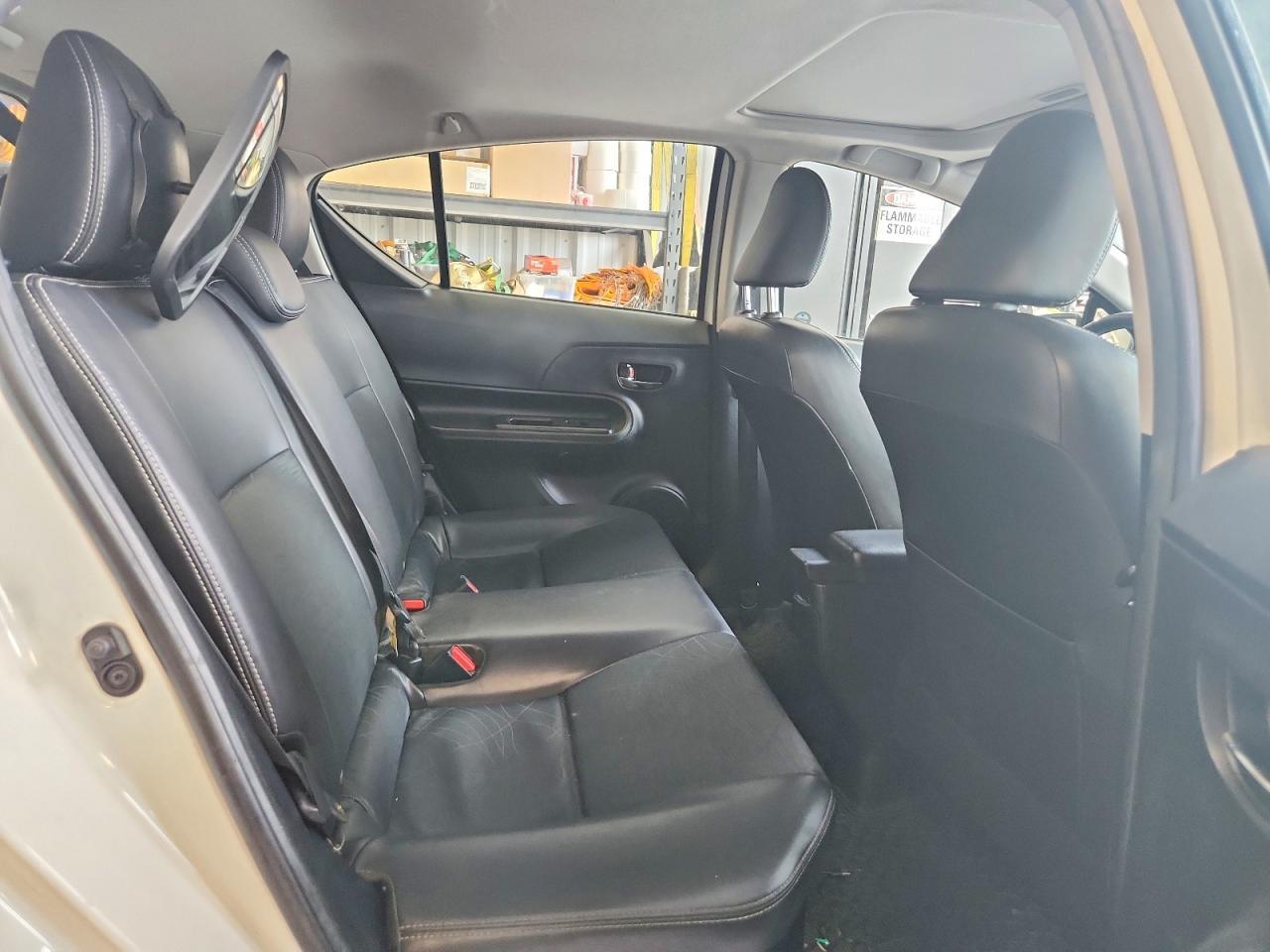 2015 Toyota Prius C One - zdjęcie 10