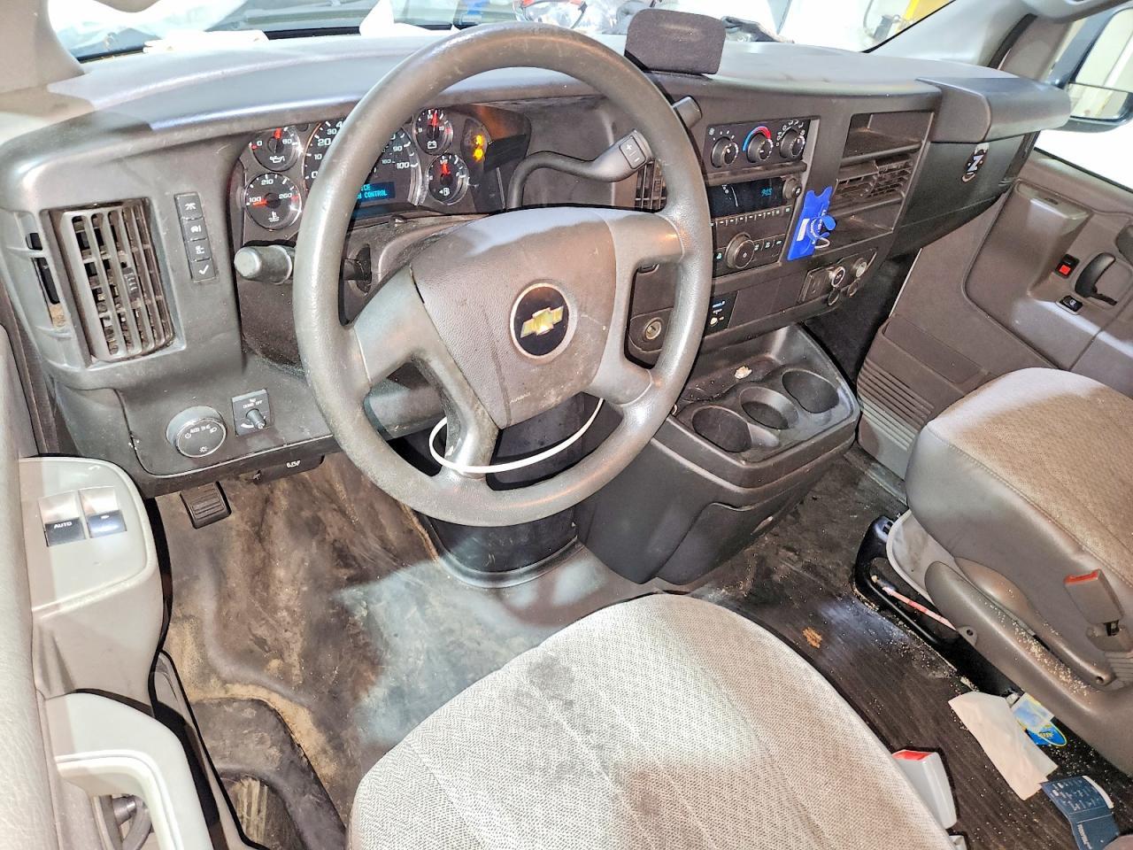 2017 Chevrolet Express G2500 - zdjęcie 8