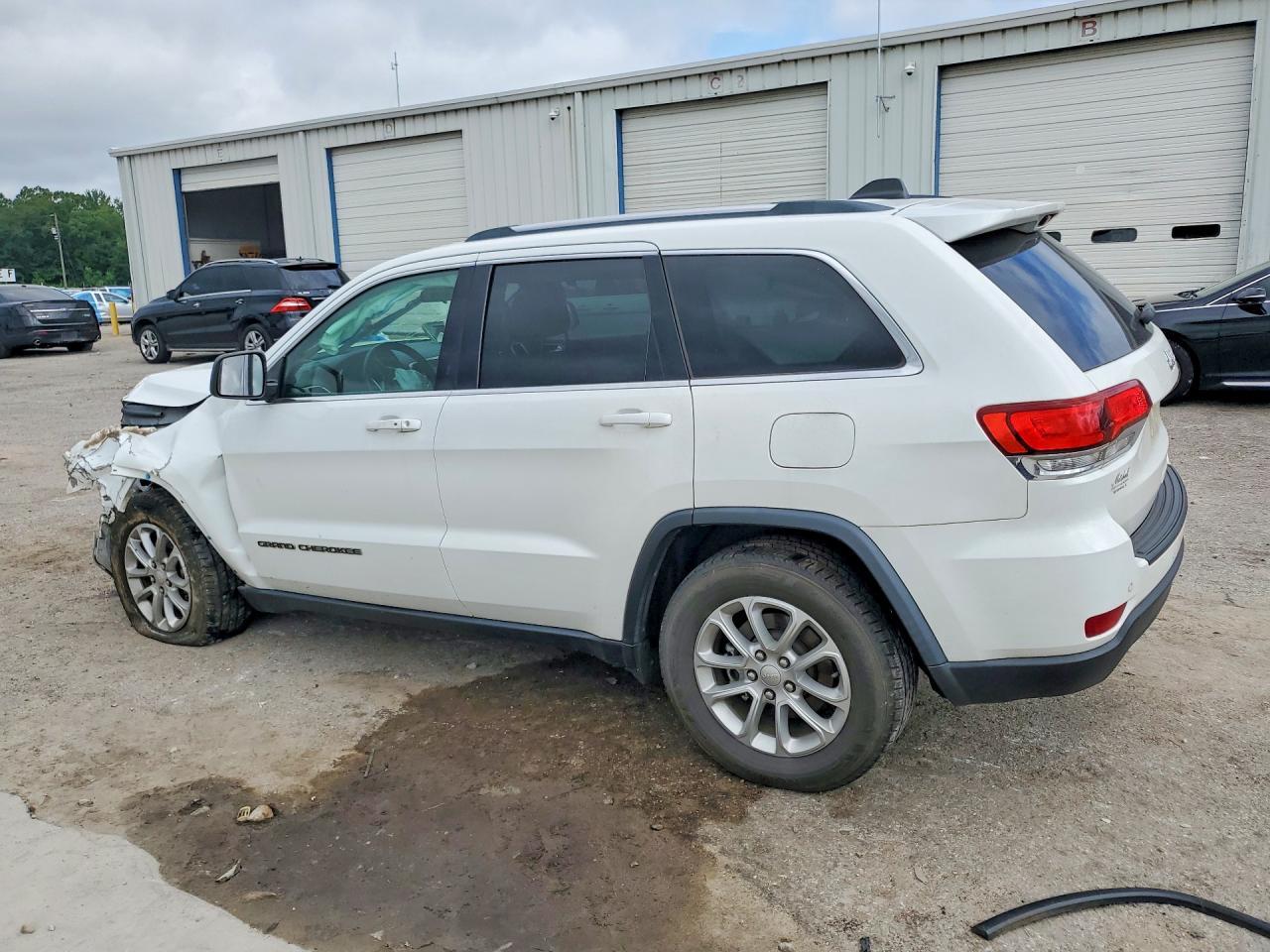 2021 Jeep Grand Cherokee Laredo - zdjęcie 2