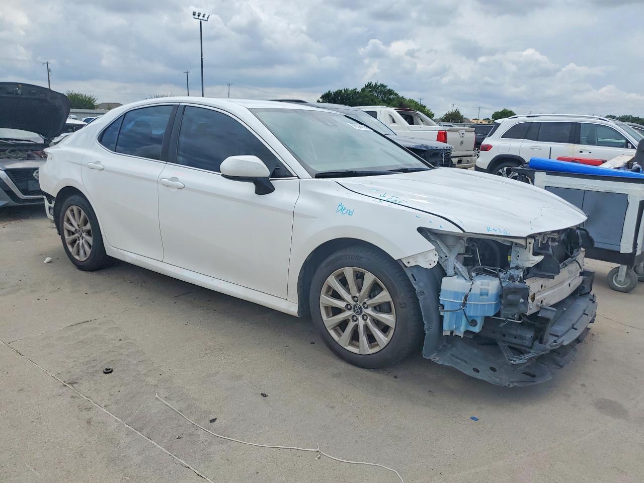 2020 Toyota Camry Le - zdjęcie 4
