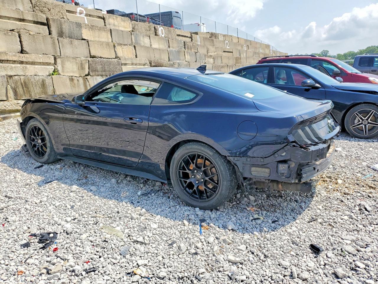 2021 Ford Mustang - zdjęcie 2