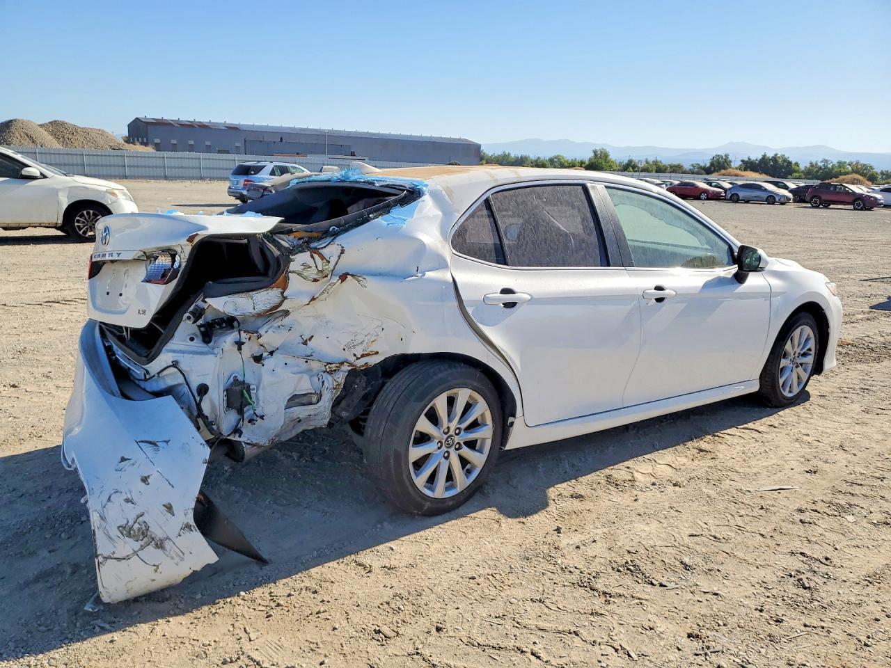 2020 Toyota Camry Le - zdjęcie 3