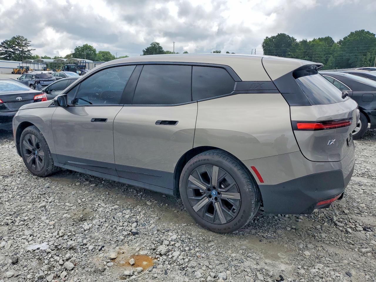 2024 BMW Ix xDrive50 - zdjęcie 2