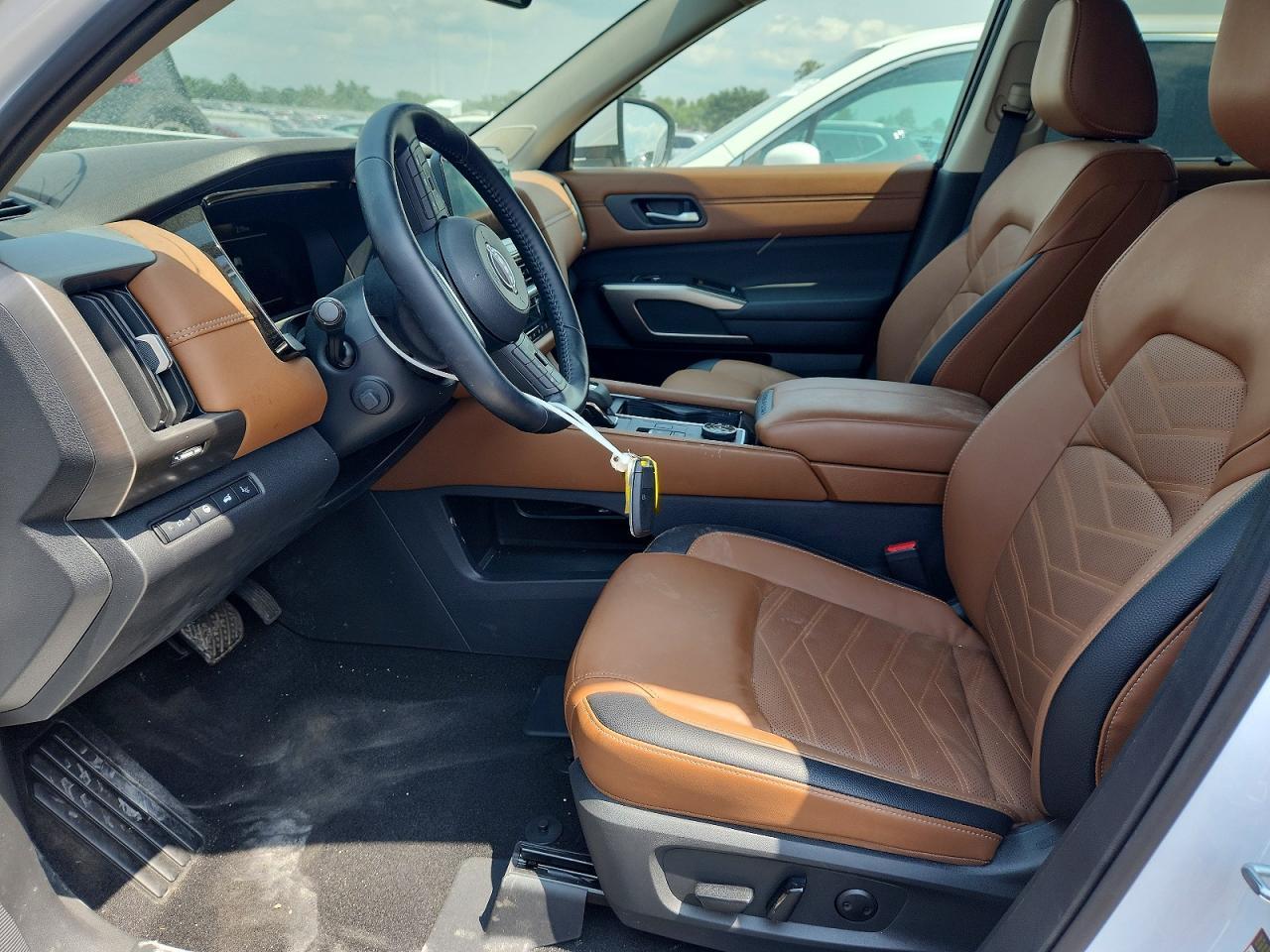 2025 Nissan Pathfinder Platinum - zdjęcie 7