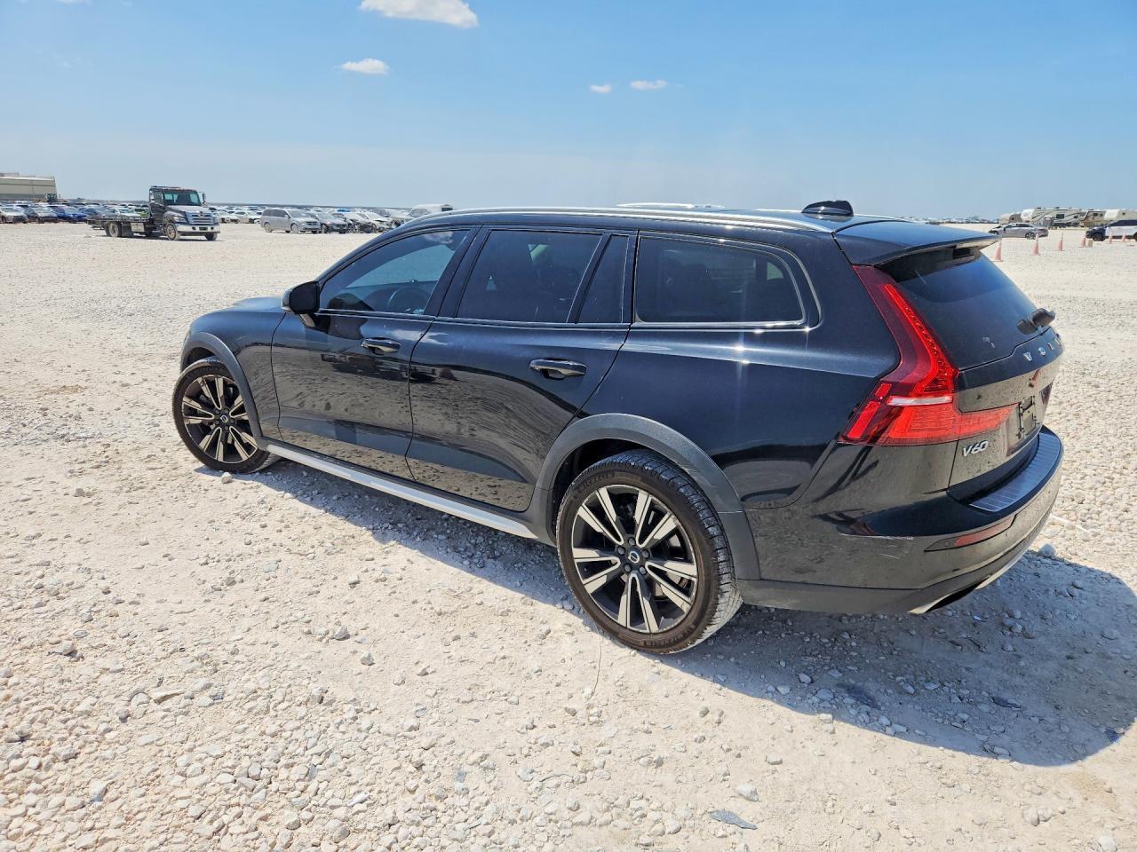 2021 Volvo V60 Cross Country T5 Momentum - zdjęcie 2