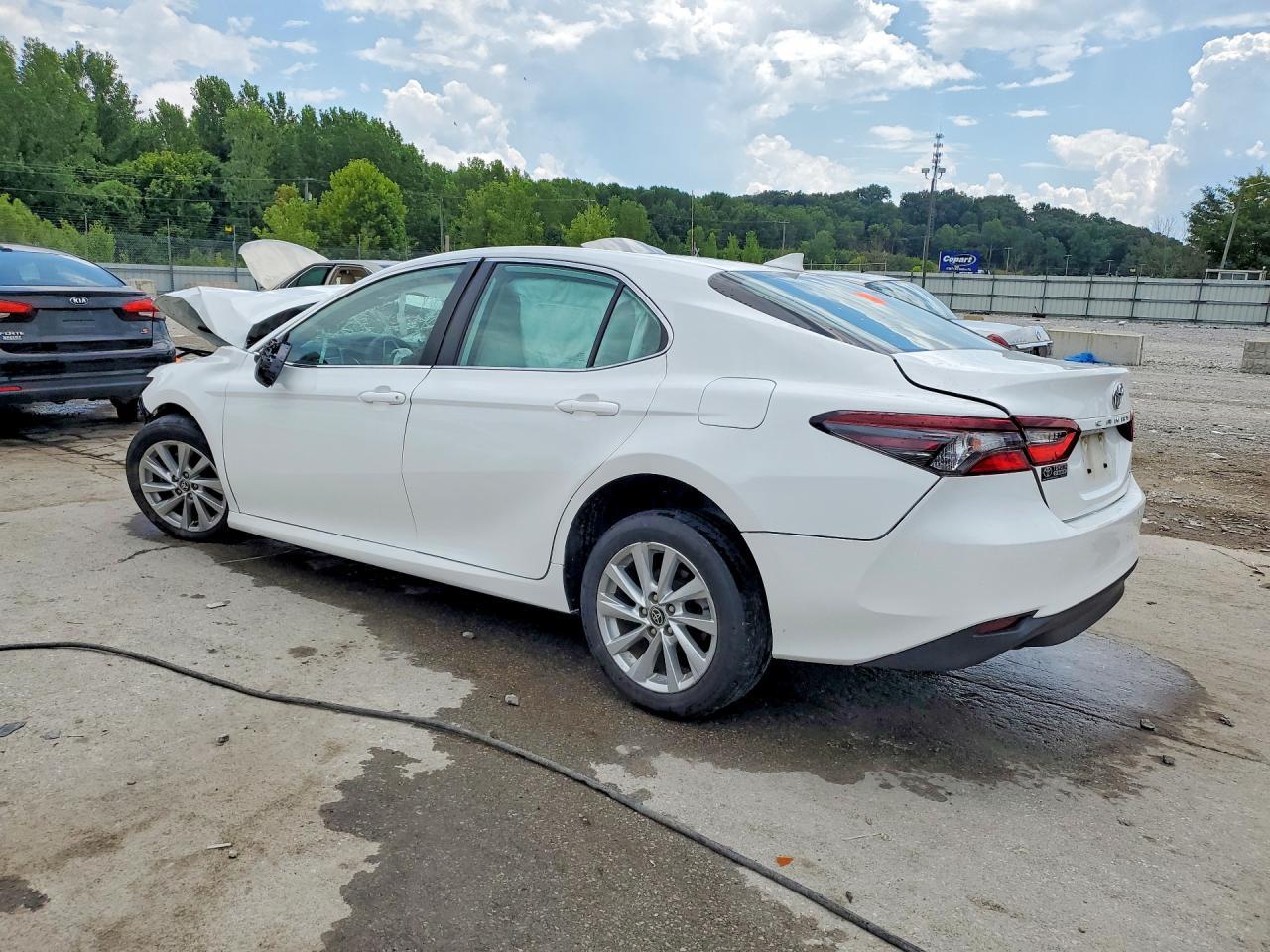 2023 Toyota Camry Le - zdjęcie 2