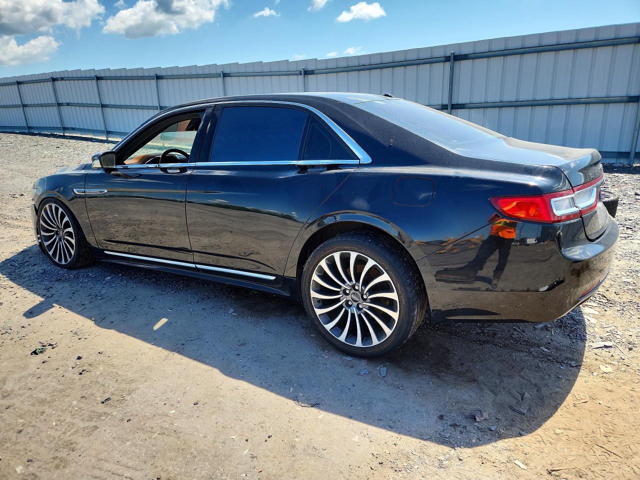 2017 Lincoln Continental Black Label - zdjęcie 2