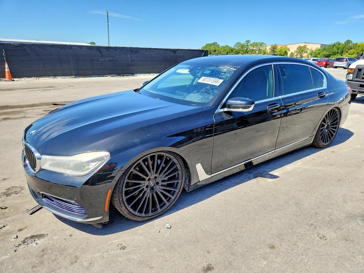 2016 BMW Seria 7 750i - zdjęcie główne